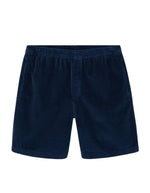 Short mi-long pour homme en velours côtelé bleu marine foncé Navy Vintage, modèle Padow de la marque American Vintage. Présente une coupe ample et droite avec une taille élastiquée et des poches discrètes intégrées sur les côtés.