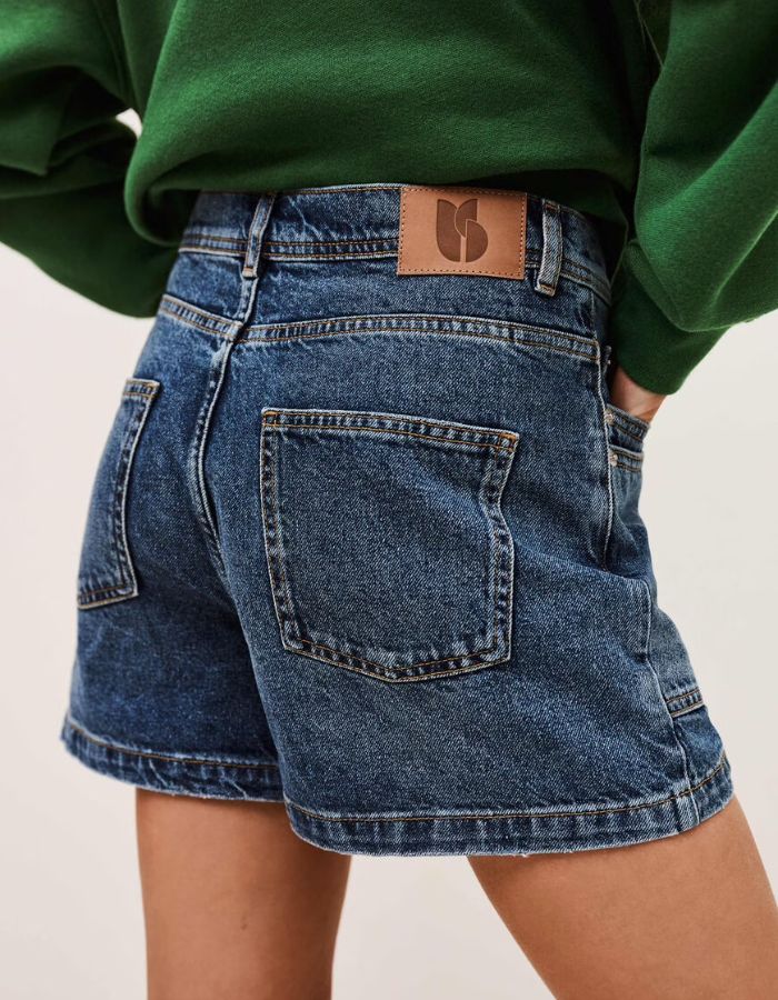 Short Zevy Bluejeans en coton biologique avec doubles poches avant et grandes poches plaquées au dos.