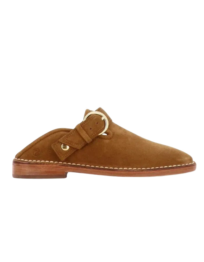 Slipper Lucca Camel en nubuck avec bride repositionnable et boucle dorée, semelle en cuir.