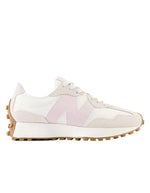 New Balance 327 Moonbeam December Sky sneakers en daim et textile blanc cassé avec logo N rose pâle et semelle crantée marron.