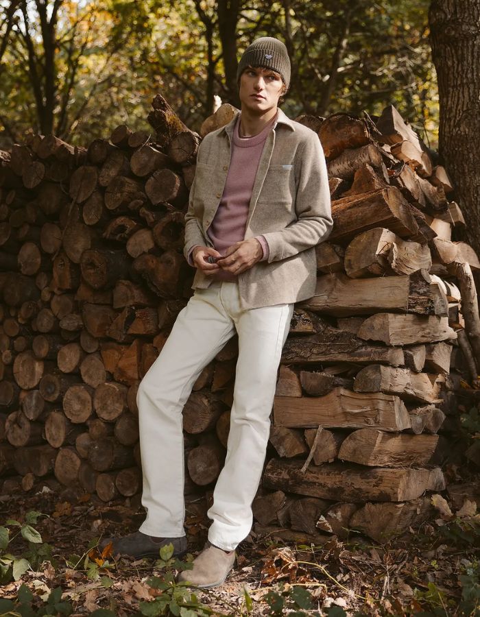 Silhouette avec la Surchemise ample en flanelle de laine mélangée gris ciment pour homme, modèle Monge de la marque Maison Labiche. Présente une coupe droite large avec col chemise, fermeture boutonnée et deux poches plaquées sur la poitrine.