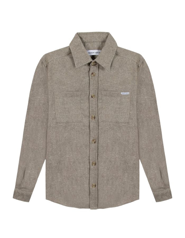Surchemise ample en flanelle de laine mélangée gris ciment pour homme, modèle Monge de la marque Maison Labiche. Présente une coupe droite large avec col chemise, fermeture boutonnée et deux poches plaquées sur la poitrine.
