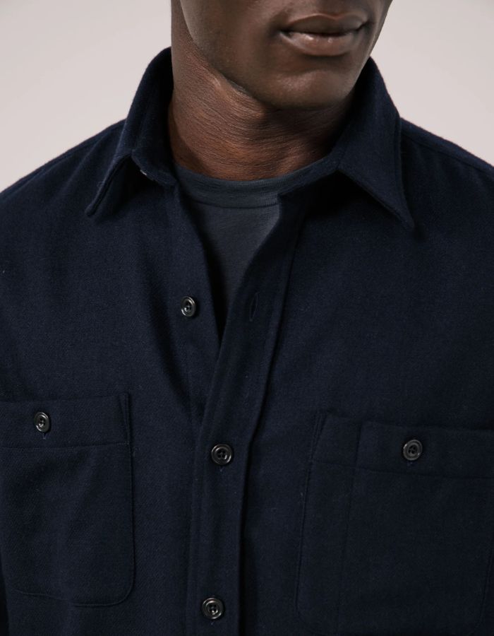 Col de la Surchemise pour homme en flanelle de laine recyclée bleu marine avec poches poitrine boutonnées et col simple, modèle Percey Chemise couleur Bleu Marine de la marque Hartford.