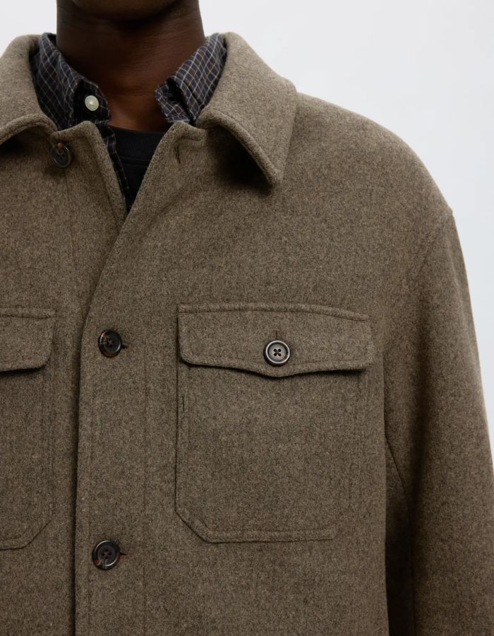 Col de la Surchemise pour homme en laine mélangée marron chocolat chiné avec col rabattu et poches poitrine, modèle Mitch Wool Blend Shacket couleur Chocolate Torte Melange de la marque Selected Homme.