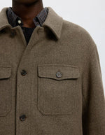 Col de la Surchemise pour homme en laine mélangée marron chocolat chiné avec col rabattu et poches poitrine, modèle Mitch Wool Blend Shacket couleur Chocolate Torte Melange de la marque Selected Homme.