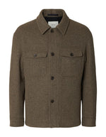 Surchemise pour homme en laine mélangée marron chocolat chiné avec col rabattu et poches poitrine, modèle Mitch Wool Blend Shacket couleur Chocolate Torte Melange de la marque Selected Homme.