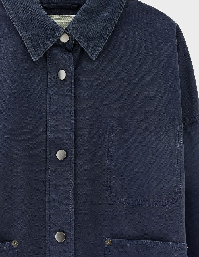 Surchemise Navy Wandy Bellerose coupe relaxed avec col velours côtelé, boutons-pression et poches plaquées.