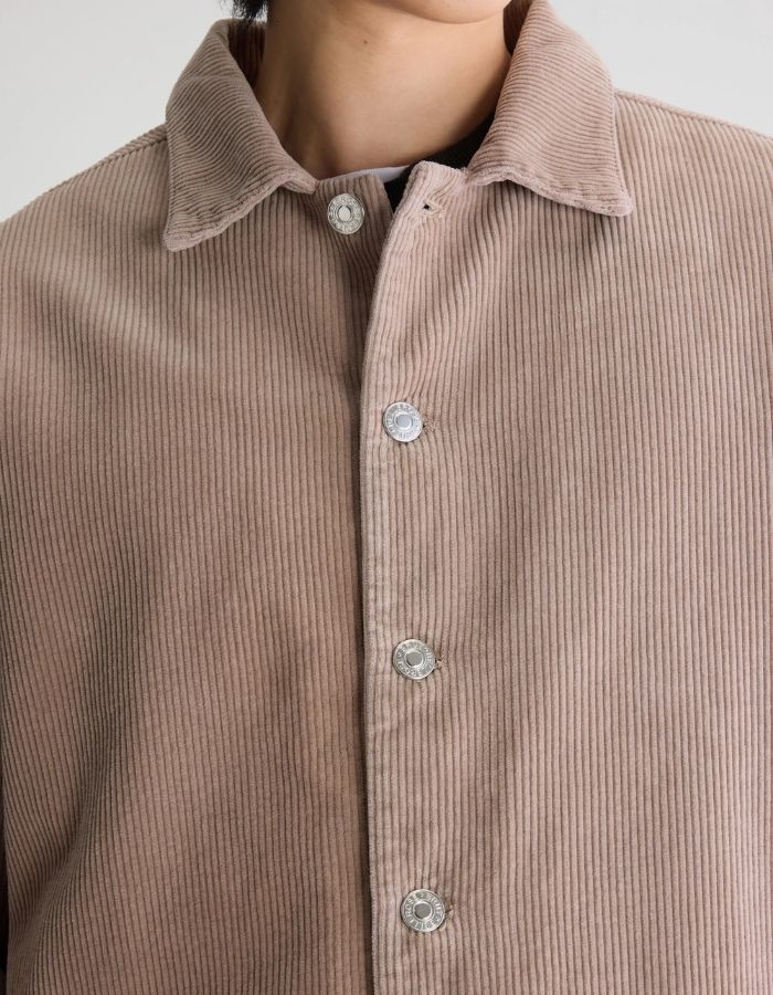 Col de la Surchemise droite pour femme en velours côtelé beige 100% coton avec boutons métalliques et col classique, modèle Gonil de la marque Bellerose.