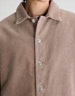 Col de la Surchemise droite pour femme en velours côtelé beige 100% coton avec boutons métalliques et col classique, modèle Gonil de la marque Bellerose.