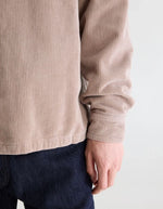 Manche de la Surchemise droite pour femme en velours côtelé beige 100% coton avec boutons métalliques et col classique, modèle Gonil de la marque Bellerose.