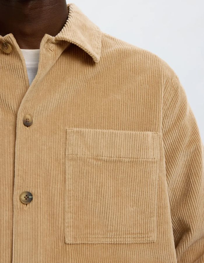 Poche poitrine de la Surchemise pour homme en velours côtelé beige sable avec col chemise et poche poitrine, modèle Motto-Kris Cord Overshirt couleur Cornstalk de la marque Selected Homme.