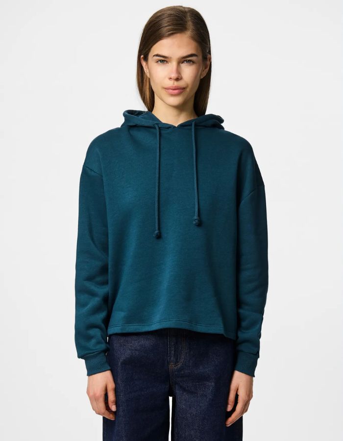 Vue de face du Sweatshirt à capuche uni pour femme modèle Chilli de la marque Pieces. Coupe droite de couleur bleu marine très foncé et profond Reflecting Pond, doté d'une capuche et de manches longues