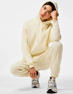 Silhouette avec le Sweatshirt à capuche uni pour femme modèle Chilli de la marque Pieces. Coupe droite de couleur blanc cassé grisé White Pepper, doté d'une capuche avec cordons et de manches longues.