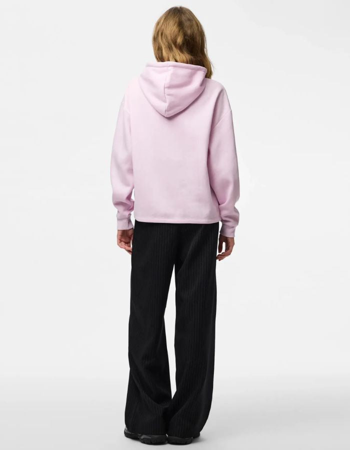 Vue de dos du Sweatshirt à capuche uni pour femme modèle Chilli de la marque Pieces. Coupe droite de couleur violet mauve pastel Winsome Orchid, doté de manches longues et de finitions élastiques aux poignets