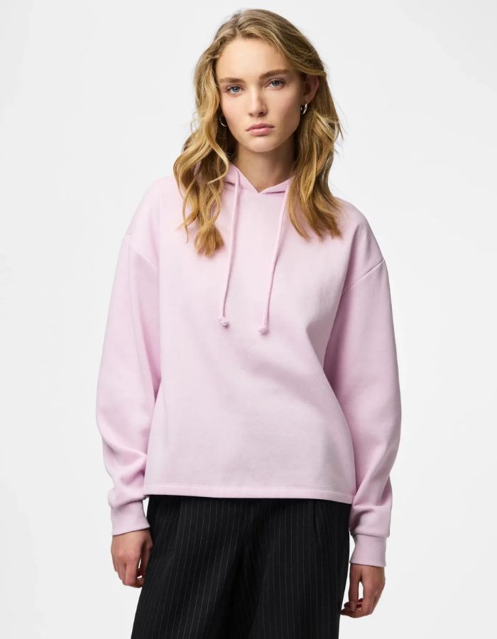 Vue de face du Sweatshirt à capuche uni pour femme modèle Chilli de la marque Pieces. Coupe droite de couleur violet mauve pastel Winsome Orchid, doté de manches longues et de finitions élastiques aux poignets