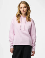 Vue de face du Sweatshirt à capuche uni pour femme modèle Chilli de la marque Pieces. Coupe droite de couleur violet mauve pastel Winsome Orchid, doté de manches longues et de finitions élastiques aux poignets