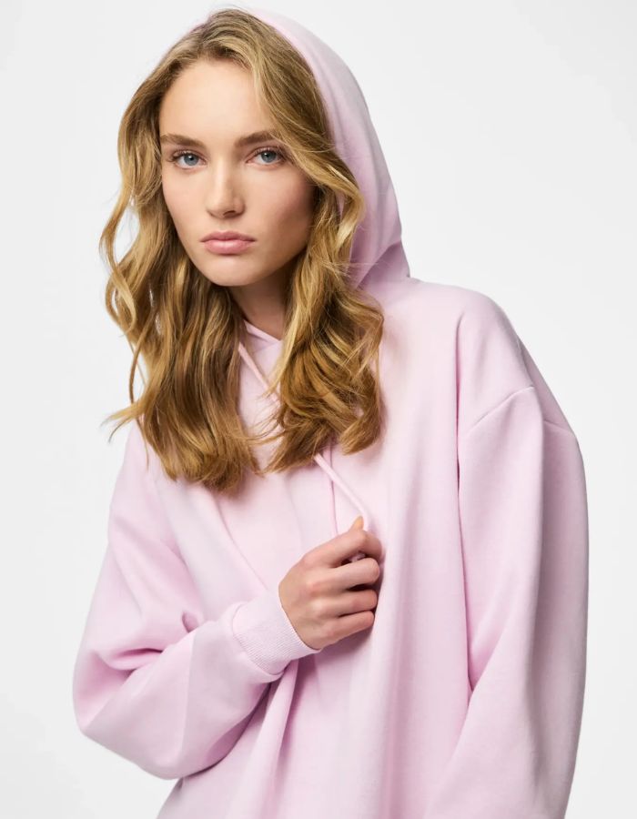 Manche du Sweatshirt à capuche uni pour femme modèle Chilli de la marque Pieces. Coupe droite de couleur violet mauve pastel Winsome Orchid, doté de manches longues et de finitions élastiques aux poignets