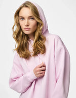 Manche du Sweatshirt à capuche uni pour femme modèle Chilli de la marque Pieces. Coupe droite de couleur violet mauve pastel Winsome Orchid, doté de manches longues et de finitions élastiques aux poignets