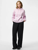 Silhouette avec le Sweatshirt à capuche uni pour femme modèle Chilli de la marque Pieces. Coupe droite de couleur violet mauve pastel Winsome Orchid, doté de manches longues et de finitions élastiques aux poignets