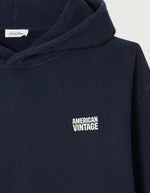 Col du Sweat à capuche oversize bleu marine délavé pour homme en molleton coton doux avec poche kangourou et finition peau de pêche, modèle Plizzy couleur Navy Vintage de la marque American Vintage