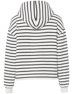 Dos du Sweatshirt à capuche pour femme modèle Chilli de la marque Pieces. Tissu blanc cassé Cloud Dancer à rayures horizontales noires, avec des emmanchures basses et une petite broderie en forme de cœur sur la poitrine.