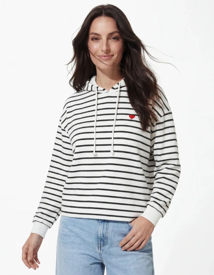Vue de face du Sweatshirt à capuche pour femme modèle Chilli de la marque Pieces. Tissu blanc cassé Cloud Dancer à rayures horizontales noires, avec des emmanchures basses et une petite broderie en forme de cœur sur la poitrine.
