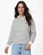 Vue de face du Sweatshirt à capuche pour femme modèle Chilli de la marque Pieces. Tissu blanc cassé Cloud Dancer à rayures horizontales noires, avec des emmanchures basses et une petite broderie en forme de cœur sur la poitrine.
