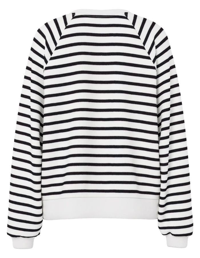 Dos du Sweatshirt à col rond et manches longues pour femme de couleur écru blanc cassé Cloud Dancer, modèle Greta de la marque PIECES. Présente une coupe classique droite avec un petit cœur noir brodé sur le côté gauche de la poitrine.