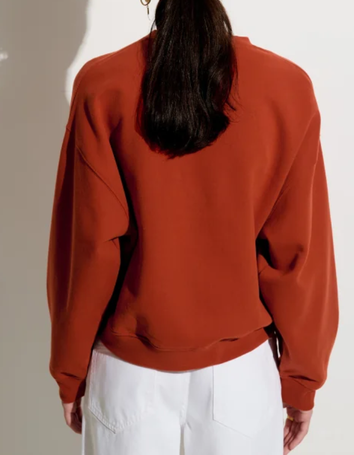 Dos du Sweatshirt ample pour femme en molleton pur coton orange brûlé avec col rond et détail de pli aux poignets, modèle Sweat Inea couleur Red Muse de la marque Sessùn