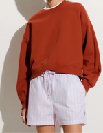 Vue de face du Sweatshirt ample pour femme en molleton pur coton orange brûlé avec col rond et détail de pli aux poignets, modèle Sweat Inea couleur Red Muse de la marque Sessùn
