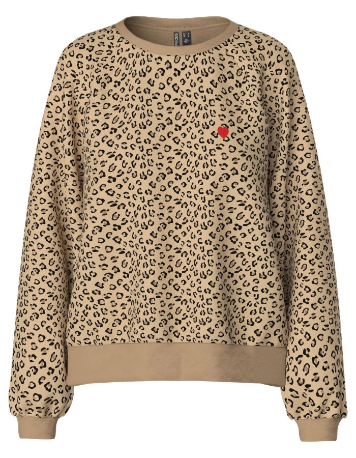 Sweatshirt à col rond et manches longues pour femme avec un imprimé léopard noir et marron sur fond blanc cassé, modèle Greta de la marque PIECES. Présente une broderie rouge vif en forme de cœur sur le côté gauche de la poitrine.