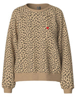 Sweatshirt à col rond et manches longues pour femme avec un imprimé léopard noir et marron sur fond blanc cassé, modèle Greta de la marque PIECES. Présente une broderie rouge vif en forme de cœur sur le côté gauche de la poitrine.