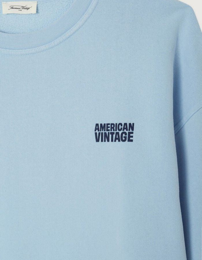Col du Sweat col rond oversize en coton molleton bleu azurin vintage avec logo American Vintage imprimé sur la poitrine, modèle Plizzy