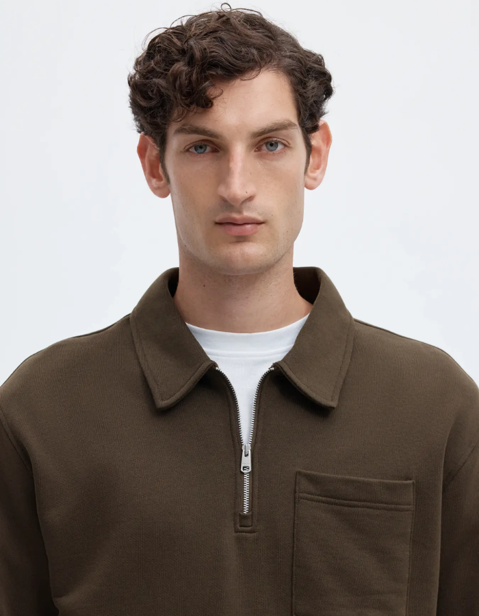 Col du Sweatshirt marron chocolat pour homme à col camionneur zippé en coton biologique, modèle Scott LS Half Zip Sweat couleur Turkish Coffee de la marque Selected Homme.