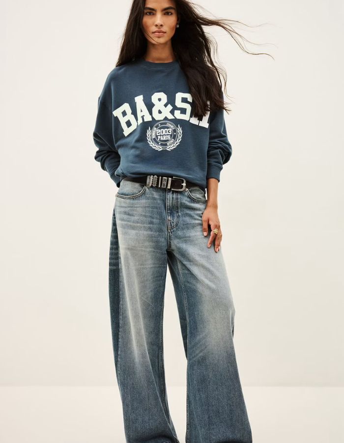 Silhouette avec le Sweatshirt pour femme en coton biologique bleu, modèle Benjamin de la marque ba&sh. Présente une coupe confortable confectionnée au Portugal.