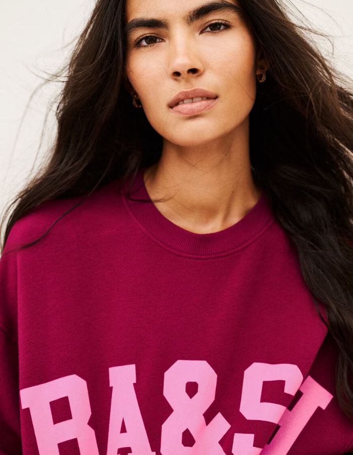Col du Sweatshirt pour femme en coton biologique rose, modèle Benjamin de la marque ba&sh. Présente une coupe confortable confectionnée au Portugal.
