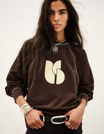Vue de face du Sweatshirt pour femme en coton biologique marron chocolat, modèle Bart de la marque ba&sh. Présente une coupe confortable confectionnée au Portugal.
