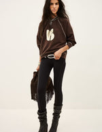 Silhouette avec le Sweatshirt pour femme en coton biologique marron chocolat, modèle Bart de la marque ba&sh. Présente une coupe confortable confectionnée au Portugal.
