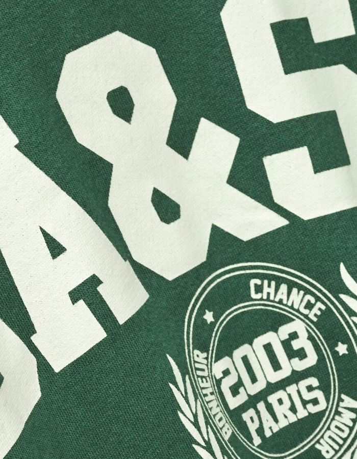 Sweatshirt Fenja Emeraude vert émeraude avec grand logo blanc et badge "2003 Paris" style campus.