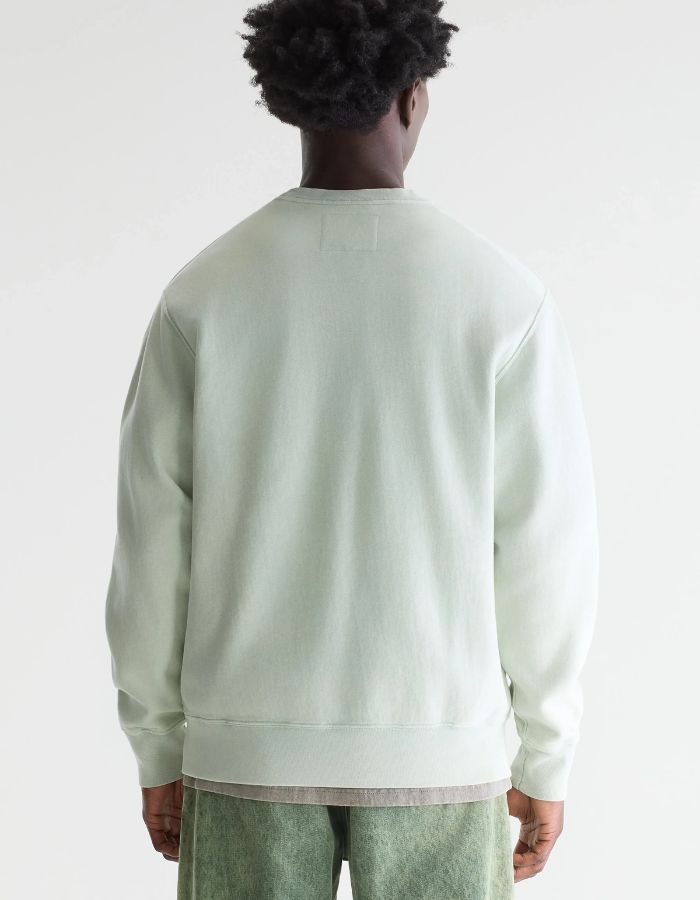 Homme portant un sweatshirt Bellerose FLAKE aqua en jersey de coton, coupe regular fit, dos visible.