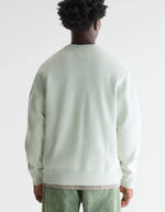 Homme portant un sweatshirt Bellerose FLAKE aqua en jersey de coton, coupe regular fit, dos visible.
