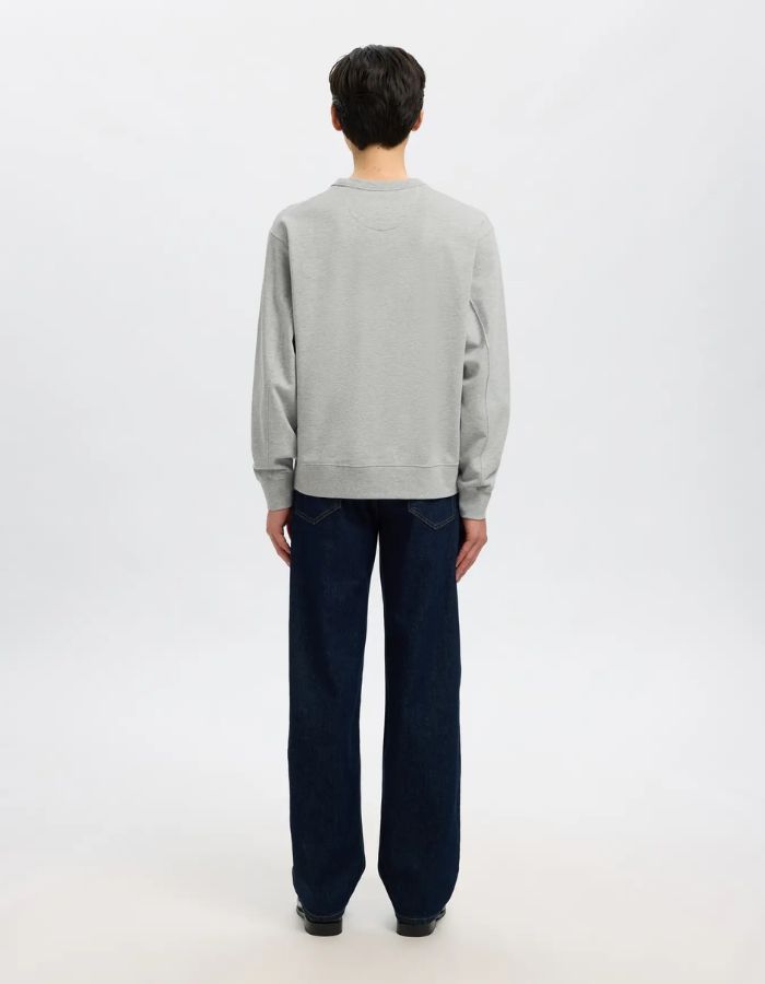 Silhouette de dos avec le Sweatshirt col rond pour homme en coton biologique gris clair chiné Light Grey Melange, modèle Relaxluke de la marque SELECTED HOMME. Présente une coupe droite avec finition en bord-côte au col, aux poignets et à la taille