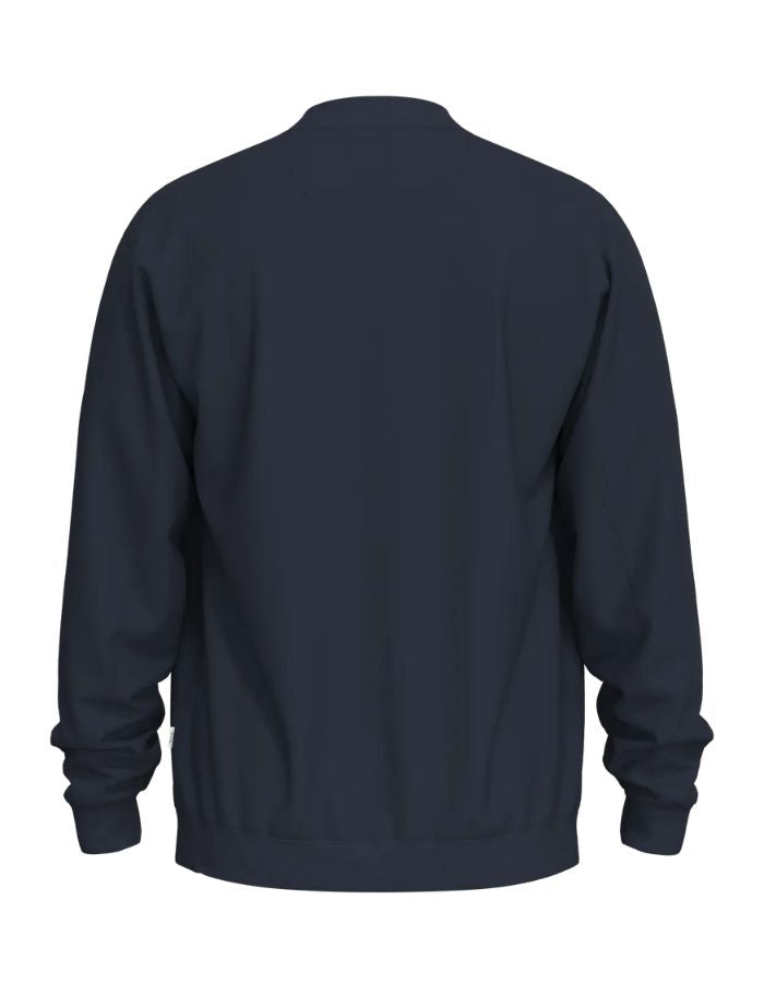 Dos du Sweatshirt col rond pour homme en coton biologique bleu marine Navy, modèle Relaxluke de la marque SELECTED HOMME. Présente une coupe droite avec finition en bord-côte au col, aux poignets et à la taille.