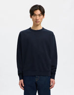 Vue de face du Sweatshirt col rond pour homme en coton biologique bleu marine Navy, modèle Relaxluke de la marque SELECTED HOMME. Présente une coupe droite avec finition en bord-côte au col, aux poignets et à la taille.