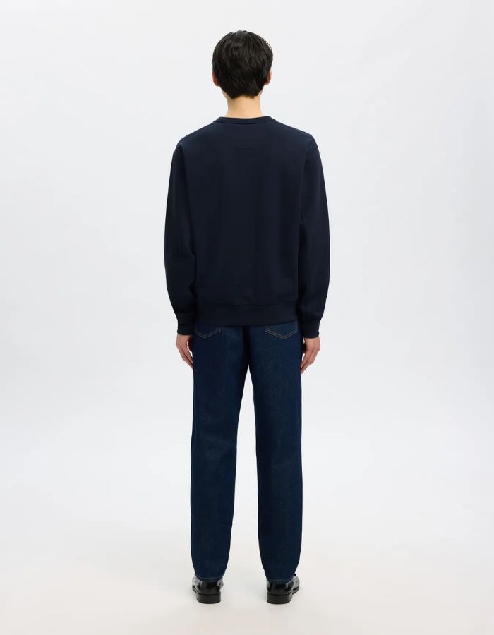 Silhouette de dos avec le Sweatshirt col rond pour homme en coton biologique bleu marine Navy, modèle Relaxluke de la marque SELECTED HOMME. Présente une coupe droite avec finition en bord-côte au col, aux poignets et à la taille.