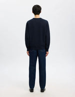 Silhouette de dos avec le Sweatshirt col rond pour homme en coton biologique bleu marine Navy, modèle Relaxluke de la marque SELECTED HOMME. Présente une coupe droite avec finition en bord-côte au col, aux poignets et à la taille.