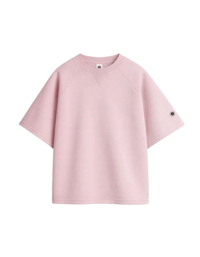 Sweat à manches courtes et col rond Wash Crew 25 par Sweet Pants, coloris jaune pastel Primrose. Coupe droite confortable en molleton de coton lavé, doté d'un empiècement en triangle au col et d'un petit logo tricolore sur la manche.