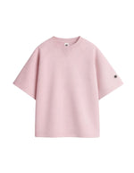 Sweat à manches courtes et col rond Wash Crew 25 par Sweet Pants, coloris jaune pastel Primrose. Coupe droite confortable en molleton de coton lavé, doté d'un empiècement en triangle au col et d'un petit logo tricolore sur la manche.