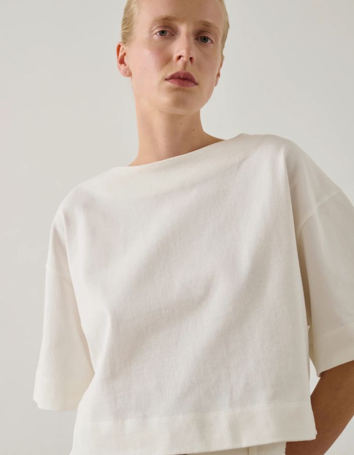 T-shirt Davina blanc cassé en coton organique, coupe droite ample, col bateau, manches courtes larges.