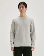 Homme portant un t-shirt gris clair Bellerose Fresh en jersey double face 100% coton, coupe regular, manches longues et col rond.